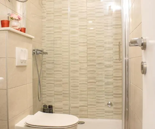 Julia's Beautiful For 6 With Parking Split