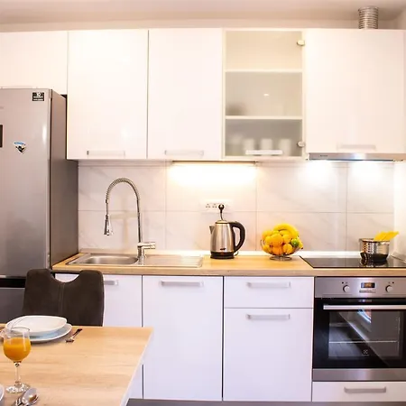 Julia's Beautiful For 6 With Parking Apartment *