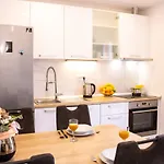 شقة Julia's Beautiful For 6 With Parking *