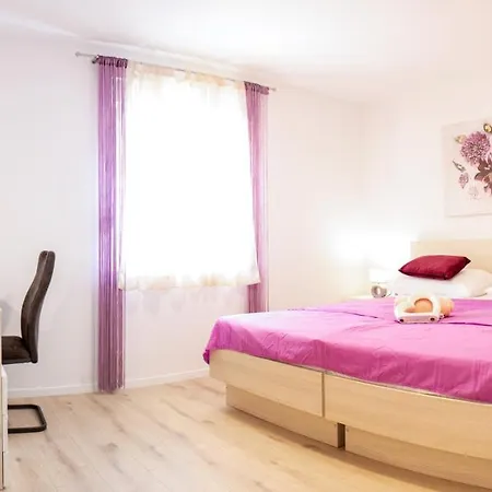 Julia's Beautiful For 6 With Parking Apartment