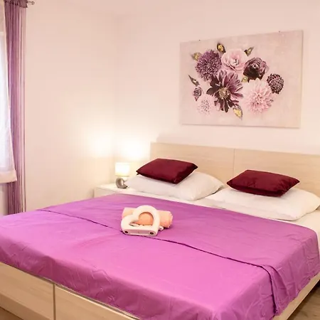 Julia's Beautiful For 6 With Parking