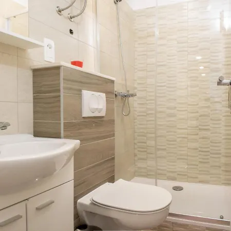 Julia's Beautiful For 6 With Parking Apartment *