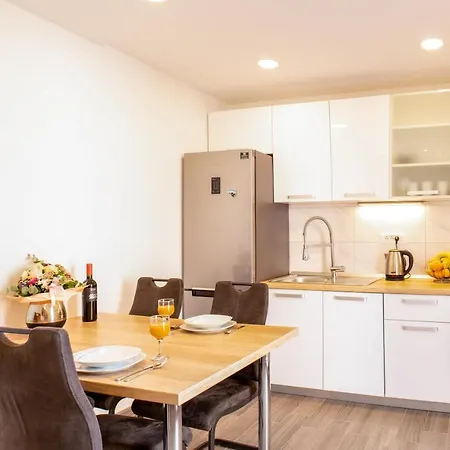 Apartment Julia's Beautiful For 6 With Parking *
