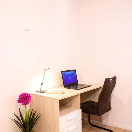 Julia's Beautiful For 6 With Parking Apartment *