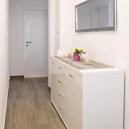 Apartment Julia's Beautiful For 6 With Parking