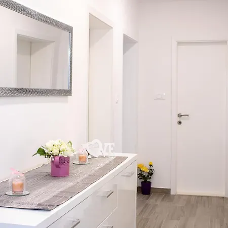 Apartment Julia's Beautiful For 6 With Parking