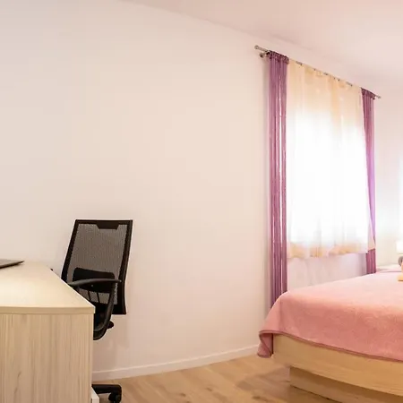 Apartment Julia's Beautiful For 6 With Parking Split