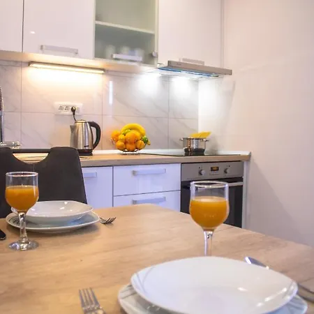 Appartement Julia's Beautiful For 6 With Parking Split