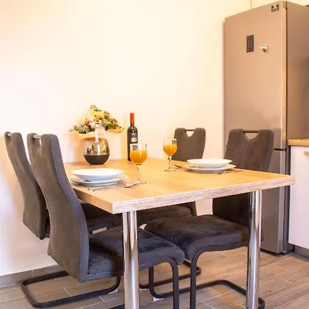 Apartment Julia's Beautiful For 6 With Parking Split