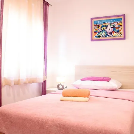 Julia's Beautiful For 6 With Parking Apartment Split