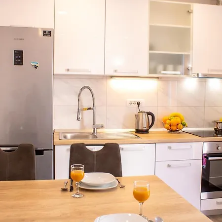 Julia's Beautiful For 6 With Parking Apartment