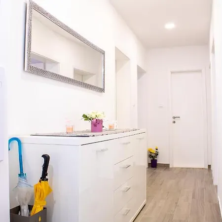 Julia's Beautiful For 6 With Parking Apartment *