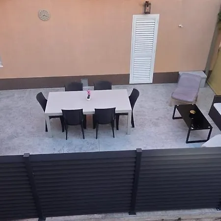 Διαμέρισμα Julia's Beautiful For 6 With Parking *