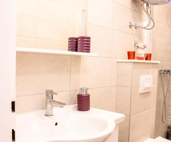 Apartamento Julia's Beautiful For 6 With Parking