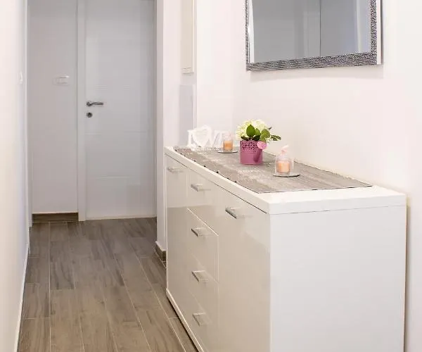 Apartamento Julia's Beautiful For 6 With Parking