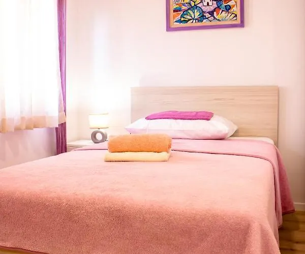 Julia's Beautiful For 6 With Parking Split